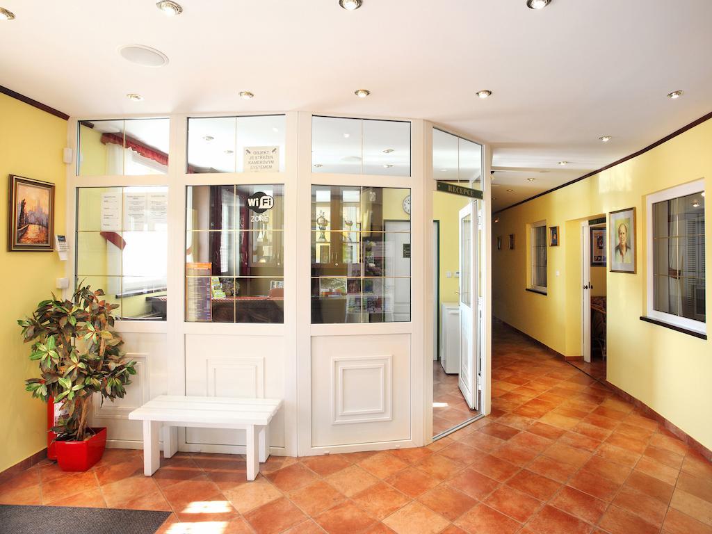 Hotel Milan Vopicka Hluboká nad Vltavou Exterior foto