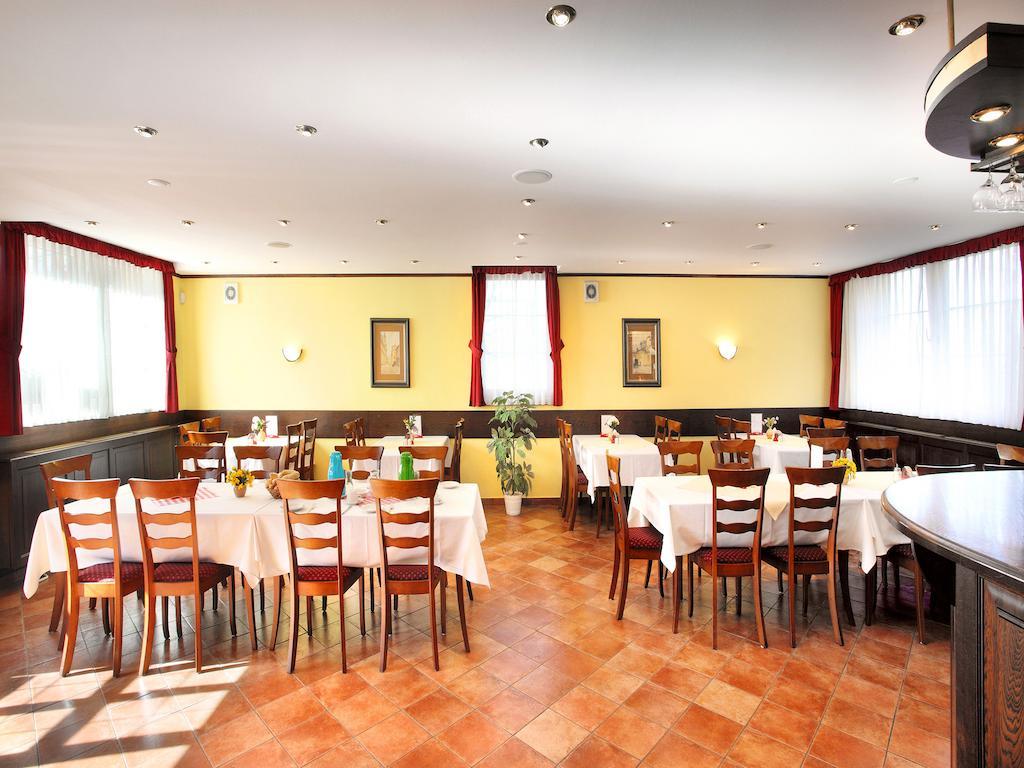 Hotel Milan Vopicka Hluboká nad Vltavou Exterior foto